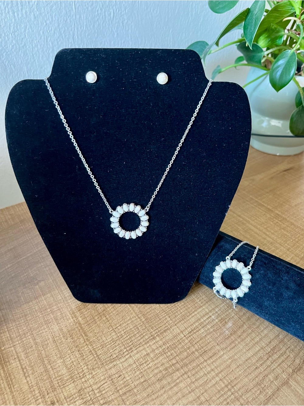 Plunder Silver tone/cream boho jewelry set.